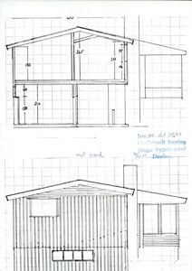 Tegning som viser fasadeopprikk (framside) av en bygning med mål og vindusoppsett.
