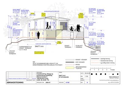Snittegning (SNITT A-A) som viser bygningens tverrsnitt, høyder, nivåer og forhold til eksisterende og nytt terreng.