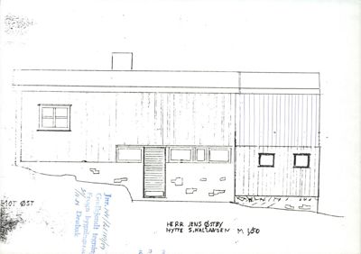 Fasadetegning (opprikk) av en hytte med vinduer, dør og takform