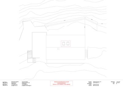 Fasadetegning som viser bygningens utseende fra en bestemt vinkel, inkludert vinduer, trapper og terrengforhold.