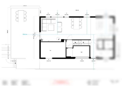Etasjeplan (1. etasje) som viser romfordeling, dører, vinduer og stueplan for et hus.
