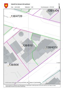 Situasjonsplan som viser eiendomsnummer, grenser, veier og topografi.