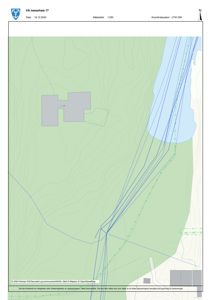 Situasjonsplan som viser tomtens topografi (konturlinjer), bygningers plassering, vannkropp og infrastruktur (rørledninger).