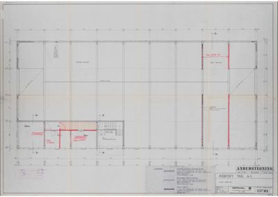 Etasjeplan (plantegning) som viser romfordeling, veggposisjon og dimensjoner for en bygning.