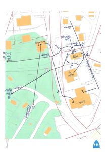 Situasjonsplan som viser tomtens grenser, nabolag, veier og plassering av bygninger med tilhørende mål og referanser.