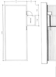 Etasjeplan eller plantegning som viser romfordeling, dimensjoner og plassering av vinduer/ytterdører.