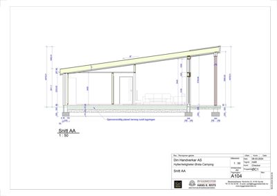 Snittegning (Snitt AA) som viser tverrsnittet av en hytte med mål, konstruksjonsdetaljer og innredning.