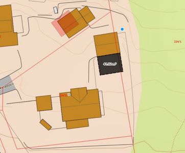 Situasjonsplan som viser tomtens grenser (røde linjer), eksisterende bygninger (brune felter), topografi (konturlinjer) og arealopplysninger (f.eks. 41,02 m²).
