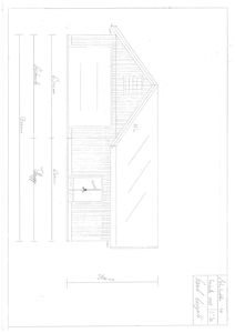 Fasadetegning som viser bygningens utseende fra siden, inkludert takform, vinduer og mål.