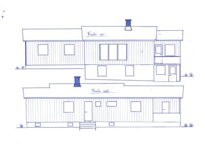 En håndtegnet fasadetegning som viser oppriss av bygningens vest- og østside med vinduer, dører og takform.