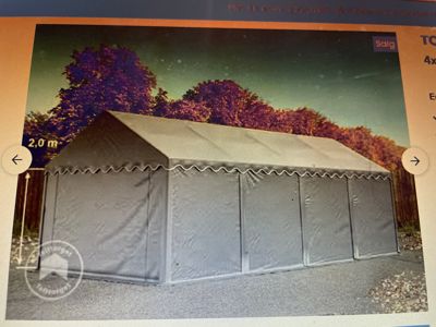 Fotografi av en hvit markise eller teltkonstruksjon med etasjehøyde på 2,0 meter, sett fra siden.