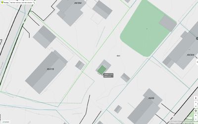 Kartutsnitt fra et digitalt kartsystem (Kartlag) som viser eiendomsgrenser, bygninger og arealdata.