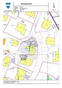 Situasjonskart som viser eiendomsgrenser, naboeiendommer, topografi og bygningers plassering i forhold til hverandre.