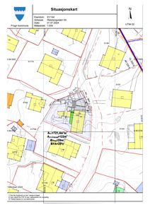 Situasjonskart som viser eiendomsgrenser, naboeiendommer, topografi og bygningers plassering i forhold til hverandre.