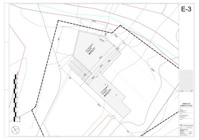 Situasjonsplan som viser tomtens grenser, bygningsplassering, veier og topografi.