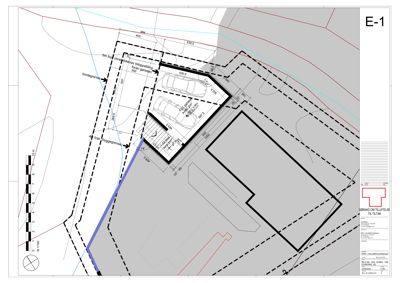 Situasjonsplan som viser tomtens grenser, bygningens plassering, parkeringsplasser og avstander til nabogrenser.