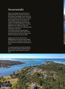 Et fotografi av et kystlandskap med en hytte i forgrunnen, sannsynligvis fra en flyfoto eller dronvideo.