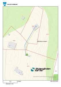 Situasjonsplan som viser tomtens topografi (konturlinjer), eksisterende og planlagte bygninger, samt en rørføringsrute med spesifikke tekniske data (Ø32/40mm Isoterm).