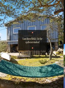 Fotografi av en blå hytte sett fra foran, med tekstoverlegg om vindforhold.