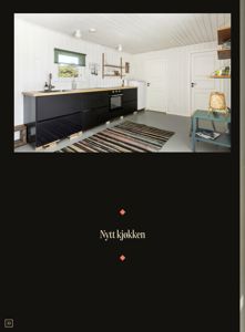 Fotografi av et innredet kjøkken med hvite vegger, mørke skuffer og en gulvet med et teppe.