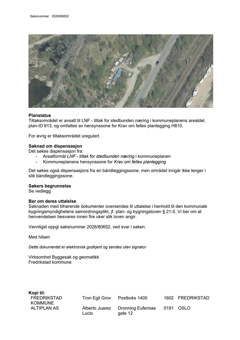 Flyfoto eller satellittbilde av et område med båter langs en vei og jernbanespor.