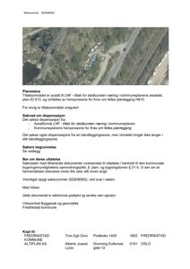 Flyfoto eller satellittbilde av et område med båter langs en vei og jernbanespor.