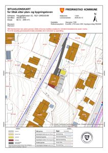 Situasjonskart som viser eiendomsforhold, bygninger, vegger og grenser for en tomt i Fredrikstad kommune.