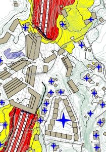 Situasjonsplan som viser tomtens topografi (konturlinjer), bygningsplasseringer, og fargekodet informasjon om geologi eller grunnforhold (rødt og gult).