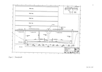 Tunnelsnitt med detaljerte mål, konstruksjoner og grunnforhold.