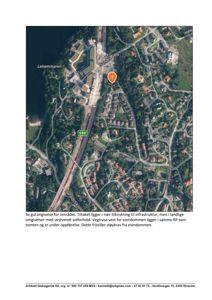 Satellittbilde (kart) av et område med vei, bebyggelse og natur, med en markert plassering (1) og tekstbeskrivelse under.