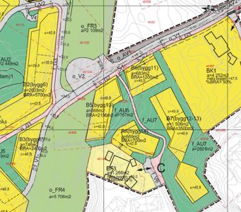 Situasjonsplan som viser tomtedeling, arealer (BRA, a), høydemål (c) og vegforhold.