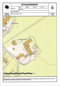 Situasjonskart som viser eiendomsgrenser, bygninger og veier i området.