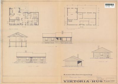 Bildet viser en tegning med flere fasadeoppvisninger (mot nord, vest, øst, sød) samt et snitt av takkonstruksjonen. Det er også inkludert etasjeplaner for kjeller og 1. etasje.