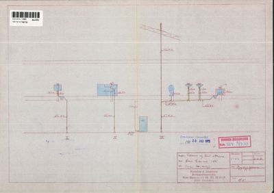 Snittegning som viser grunnplan og fasadeprospekt med detaljer om takkonstruksjon og vinduer.