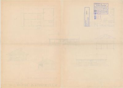 Bildet viser en tegning med flere fasadeoppvisninger (fronts) av et hus, samt en situasjonsplan i bakgrunnen.