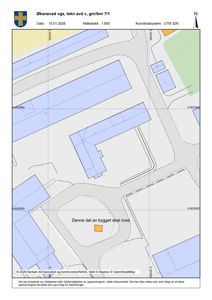 Situasjonsplan som viser bygningers plassering, tomtegrenser og en markering for riving av en del av bygget.