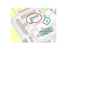 Situasjonsplan som viser bygningenes plassering på tomten, med markeringer (rød og grønn sirkel) rundt spesifikke bygninger og tekst som 'Øksnevad videregående skole'.
