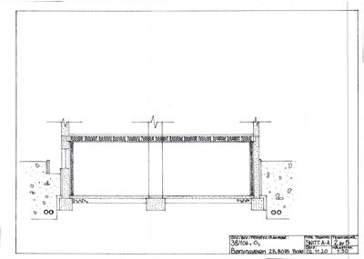 Snittegning (SNITT A-A) som viser tverrsnittet av en bygning eller konstruksjon, inkludert fundament og vegger.