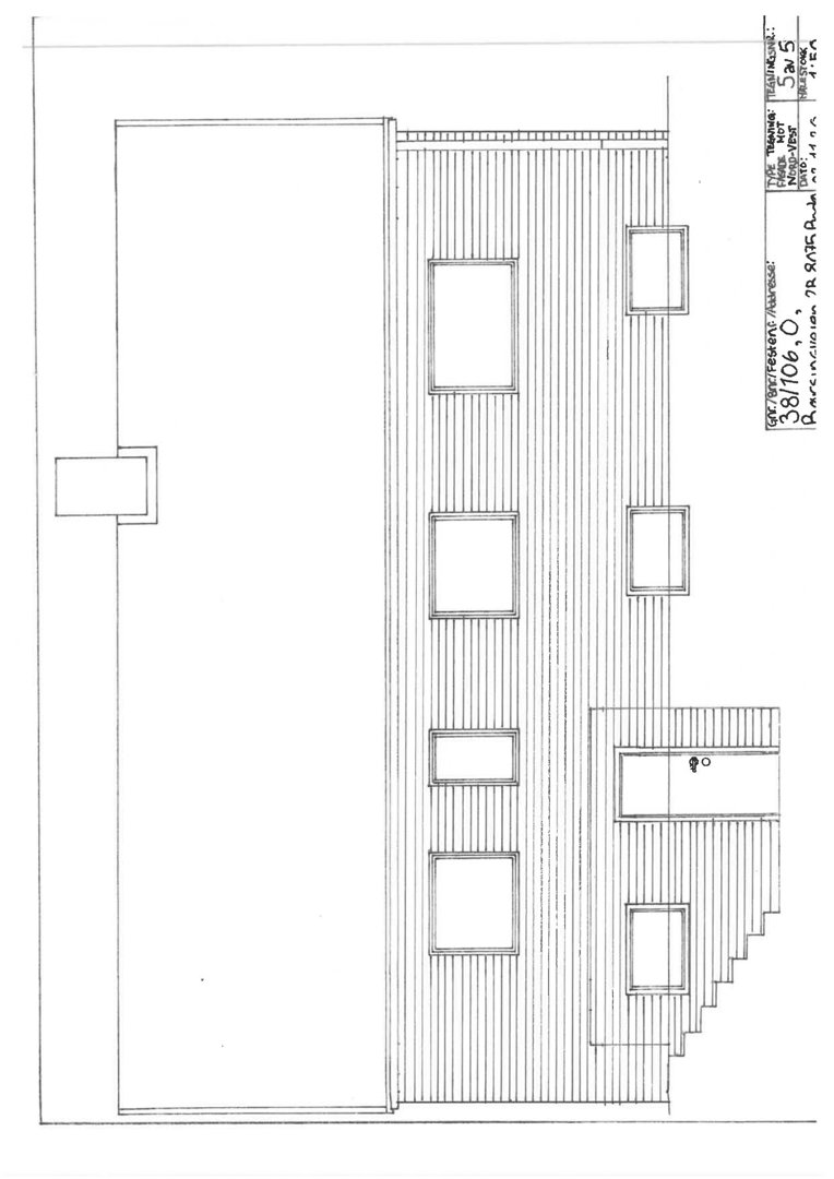 Fasadetegning som viser bygningens utside med vinduer, taklinje og trappetrinn.