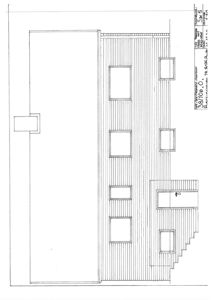Fasadetegning som viser bygningens utside med vinduer, taklinje og trappetrinn.