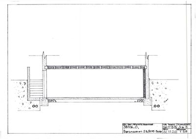 Snittegning som viser tverrsnitt gjennom en bygning eller struktur, inkludert trapp og fundament.