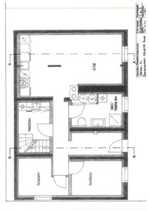 Etasjeplan (plantegning) som viser romfordeling, dører, vinduer og tekniske installasjoner for et hus.