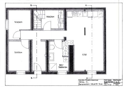 Etasjeplan som viser romfordeling (stue, soverom, vaskerom, bad) og plassering av dører og vinduer.