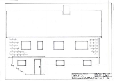 Fasadetegning som viser bygningens front med vinduer, dør, trapp og takutspring.
