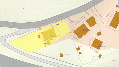 Situasjonsplan som viser tomtens plassering i forhold til nabolag, veier (Børstingveien) og topografi.