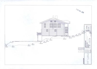 Fasadetegning som viser bygningens utseende fra siden, inkludert vinduer, takform og terrassering.