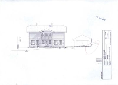 Fasadetegning som viser bygningens utseende fra fronten, inkludert vinduer, dører, takform og en tilhørende garasje.