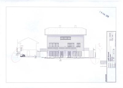 Fasadetegning som viser bygningens utseende fra fronten, inkludert vinduer, dører, balkong og takform.