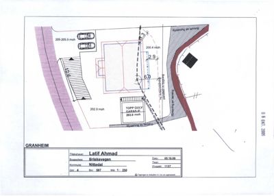 Situasjonsplan som viser bygningens plassering på tomten, grenser, høydemål (moh) og garasje.