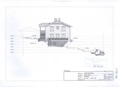 Fasadetegning som viser bygningens utseende fra en side, med høydemål og terrengforhold.